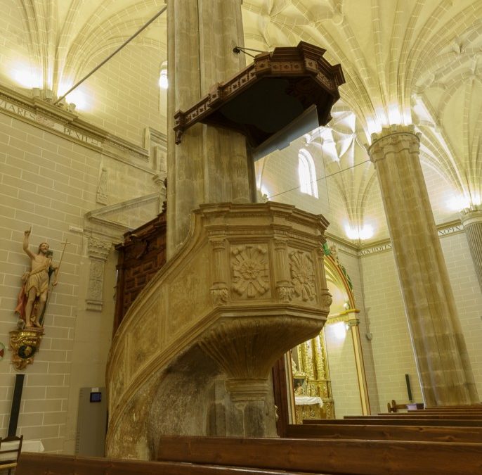 Colegiata de Bolea y los cerezos en flor