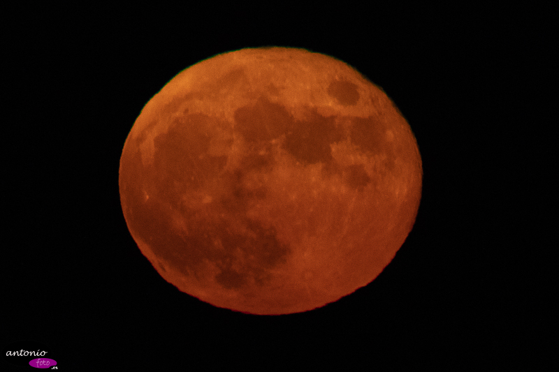 La luna en el faro de Cambrils