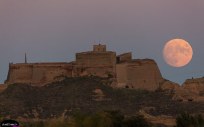 Luna en el castillo de Mozón