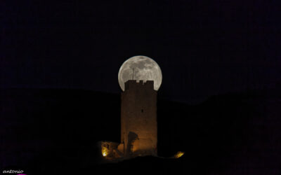 Luna en el castillo de Cadrete.
